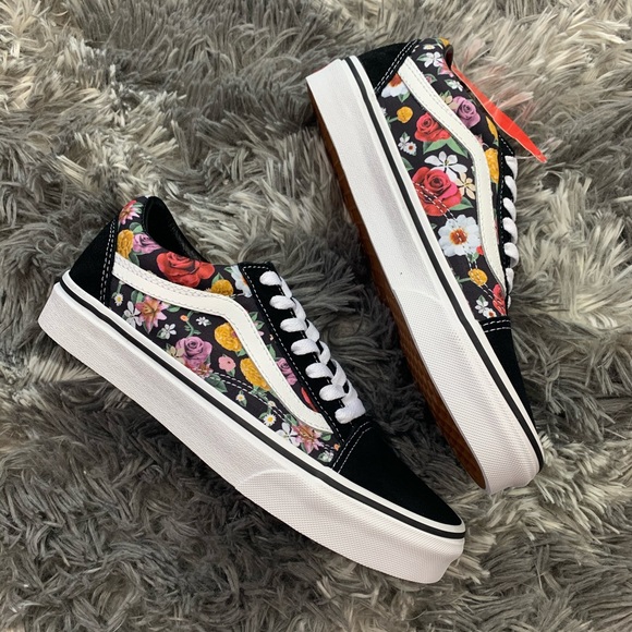 Vans Old Skool Shoes - Picture 2 of 4